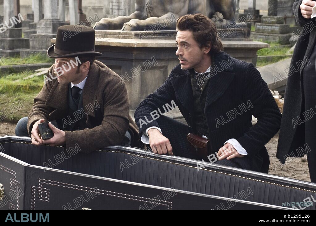 JUDE LAW and ROBERT DOWNEY JR. in SHERLOCK HOLMES, 2009, directed by GUY RITCHIE. Copyright SILVER PICTURES / BAILEY, ALEX.