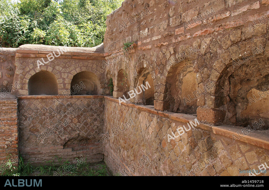 ARTE ROMANO. ITALIA. OSTIA ANTICA. Ciudad romana en la costa del mar Tirreno y antiguo puerto comercial de la Roma Imperial. Vista parcial de los NICHOS de los COLUMBARIOS, utilizados para depositar en ellos las cenizas de la incineración. Necropolis.