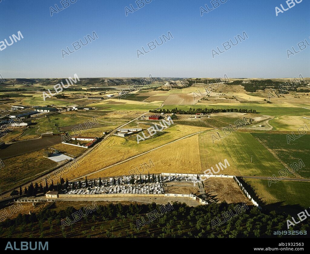 CASTILLA-LEON. Panorámica del paisaje con PARAMOS, al fondo, de los alrededores de Peñafiel desde el castillo Provincia de Valladolid. España.