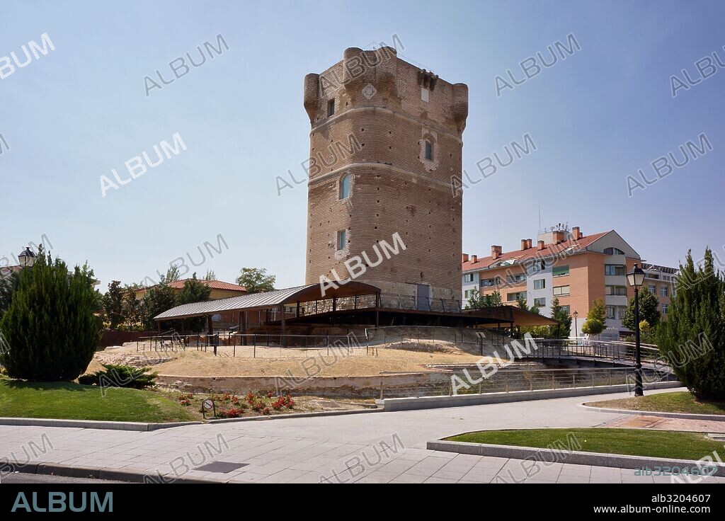 El torreón de Arroyomolinos, torre del Pan o castillo de Arroyomolinos está situado en la localidad homónima, en la zona oeste de la Comunidad de Madrid. Fue construido entre los siglos XIV y XV, como torre señorial.