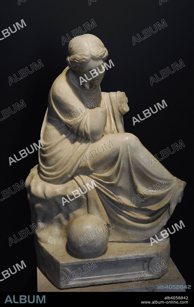 Urania. Musa de la Astronomía y la Astrología. Siglo I a. C. Estatua de mármol de Urania en actitud pensativa con la esfera celeste a sus pies. Decoraba el peristilo de una casa malacitana. Churriana (provincia de Málaga, Andalucía). Museo Arqueológico Nacional. Madrid. España.