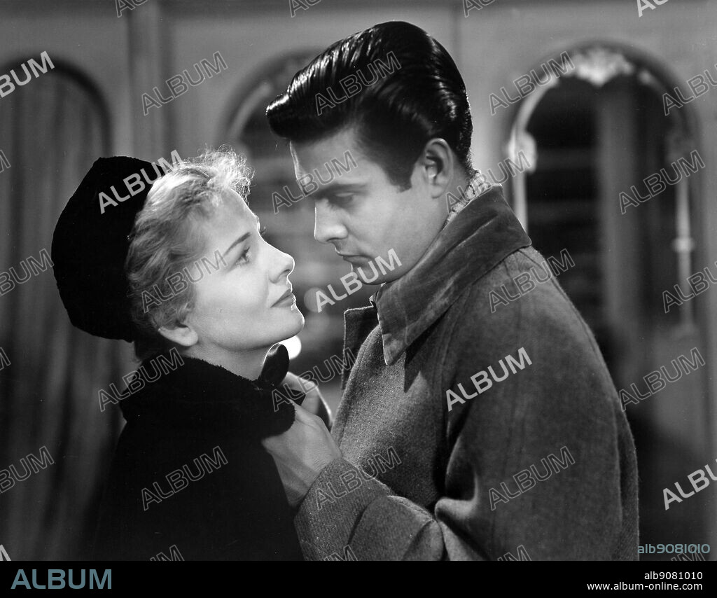 JOAN FONTAINE and LOUIS JOURDAN in LETTER FROM AN UNKNOWN WOMAN, 1948, directed by MAX OPHÜLS. Copyright UNIVERSAL INTERNATIONAL.