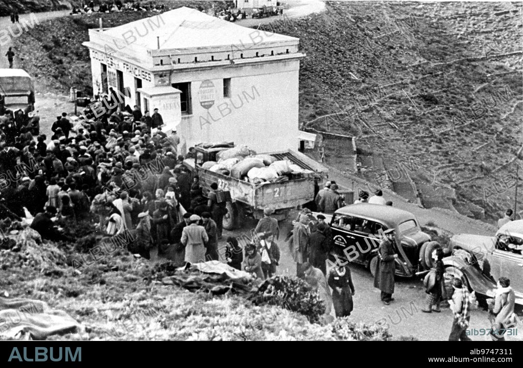 Le Perthus (Francia), año 1939. Una multitud de refugiados españoles cruzando la frontera hacia Francia.