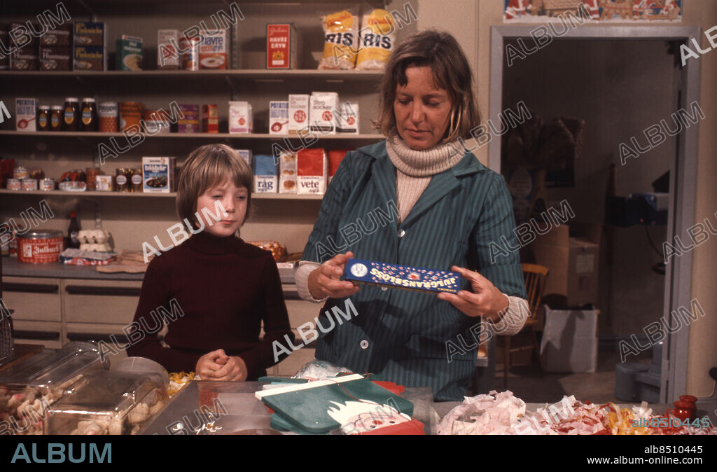 1974.. RULLE PÅ RULLSERÖD Julkalendern 1974 Sänt första gången 1974-12-01 Adventskalender Tomtebloss Affärer persons: MARTIN HULTMAN;MONA ANDERSSON sites: SVERIGE.