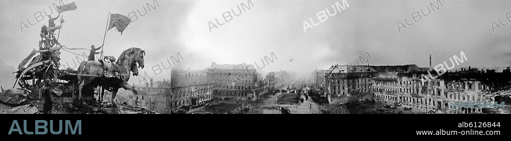 Berlin, Pariser Platz am 2. Mai 1945, vom Dach des Brandenburger Tor gesehen. Montage mit drei Fotos.