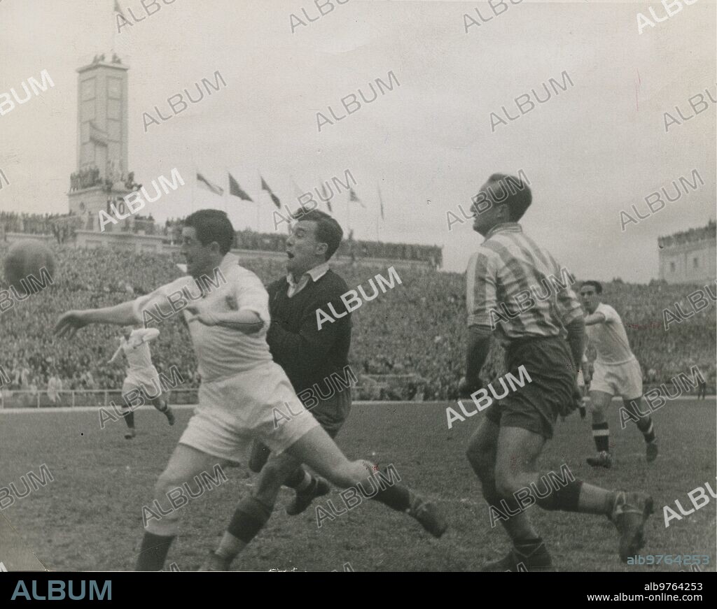 Madrid. 29/02/1948. Una jugada del Partido de liga entre el Real Madrid y el Atlético de Madrid en la que Alsúa consigue el gol del empate madridista ante Saso y Riera.