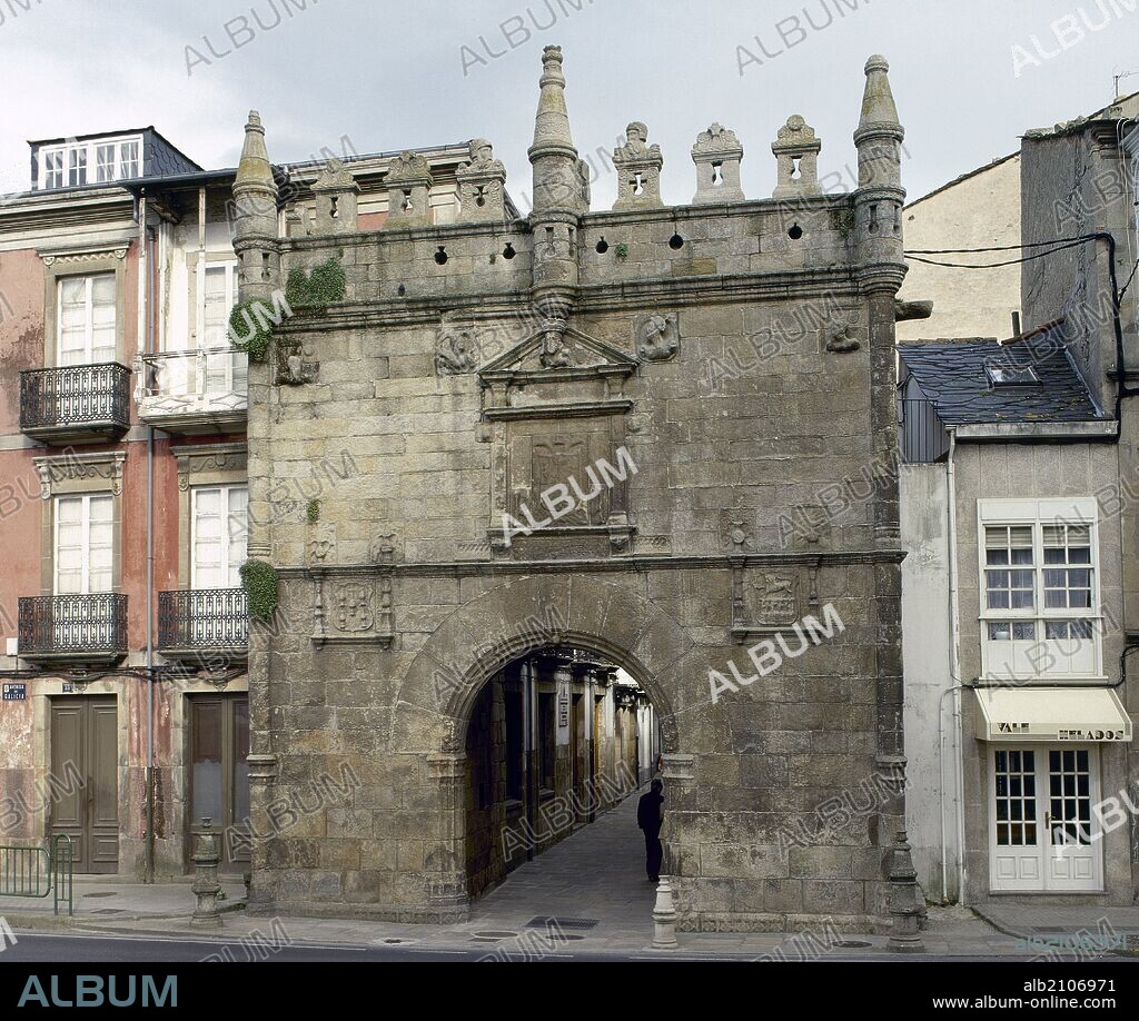 GALICIA. VIVEIRO. Vista de la PUERTA DE CARLOS V o DEL CASTILLO, erigida en el año 1548 en honor al emperador y perteneciente a la antigua muralla medieval de la población. En el centro, el escudo del emperador y, a los lados, el de armas del Reino de Galicia y el de la ciudad. Comarca de A Mariña Occidental. Provincia de Lugo. España.