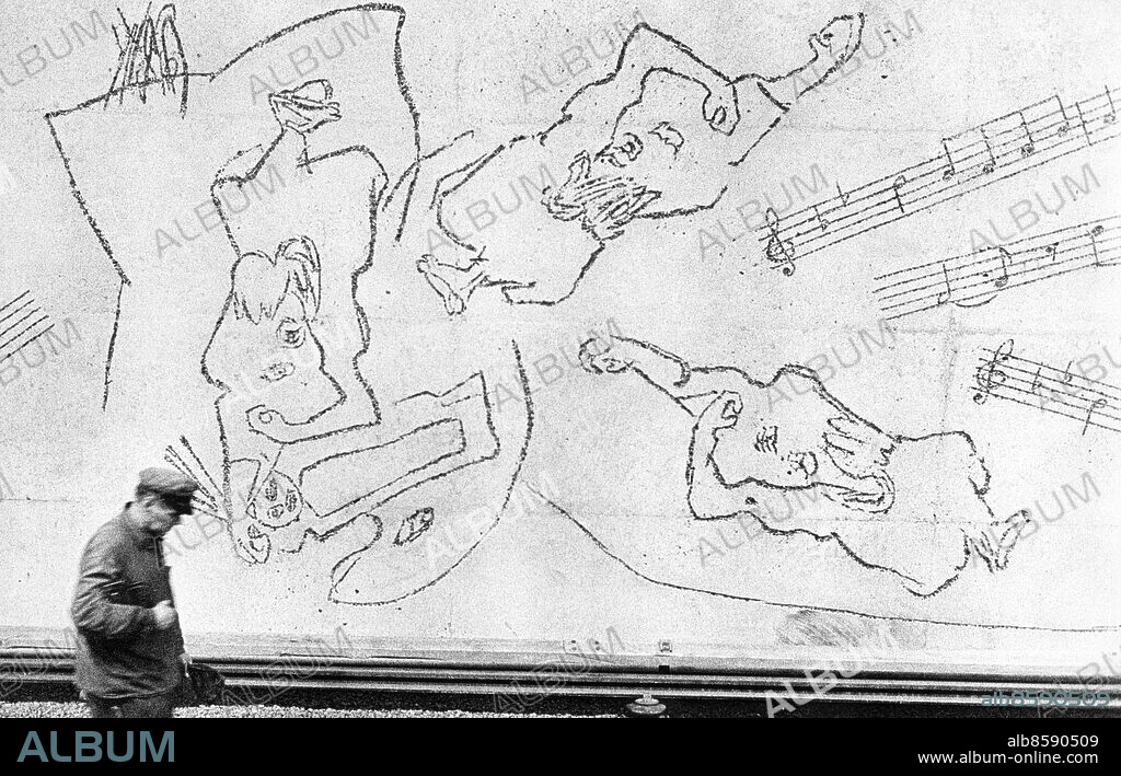 Stockholm 1965-04-20. Tunnelbanestationen Östermalmstorg med konst av Siri Derkert.. Foto: Sven Åsberg / DN / TT / Kod: 192. ** SvD OUT **.