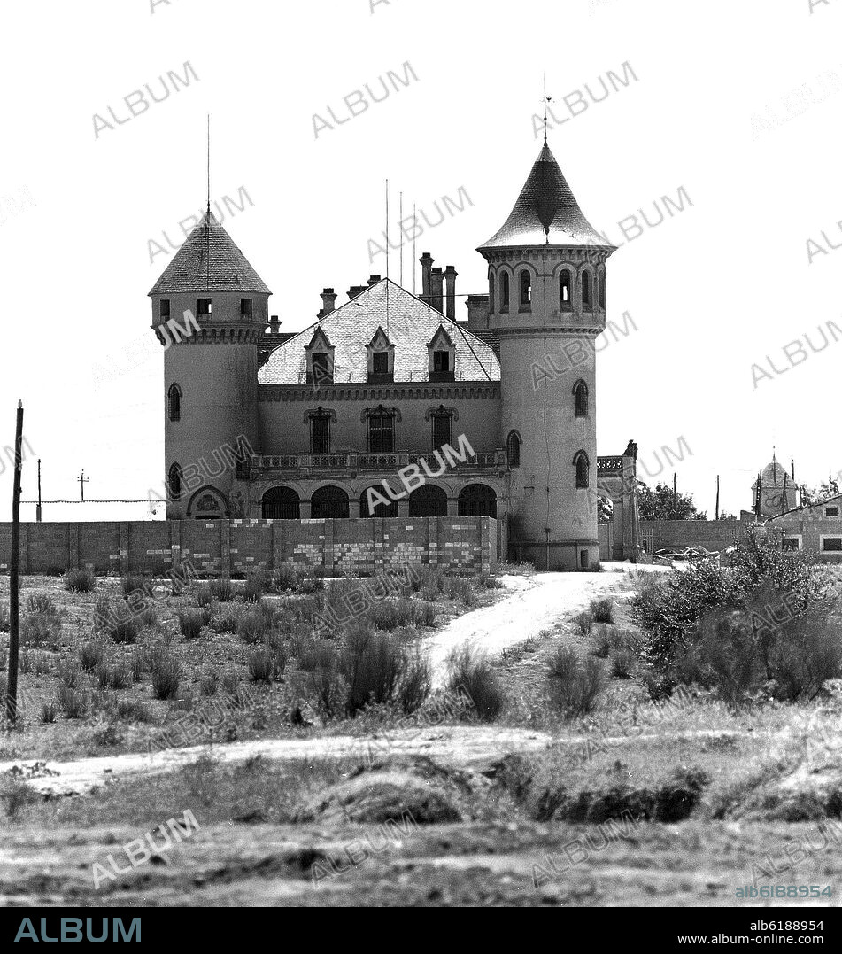 CASTILLO DE LOS MARQUESES DE VALDERAS INAUGURADO EN 1917 - FOTOGRAFIA EN BLANCO Y NEGRO - AÑOS 60.