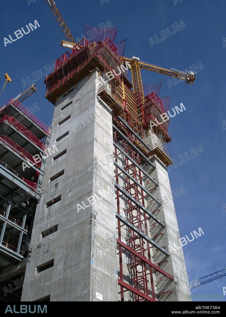 NORMAN FOSTER. CONSTRUCCION DE LA TORRE CAJA MADRID CONOCIDA COMO TORRE REPSOL UNA DE LAS CUATRO TORRES DE LA ANTIGUA CIUDAD DEPORTIVA - 2006.
