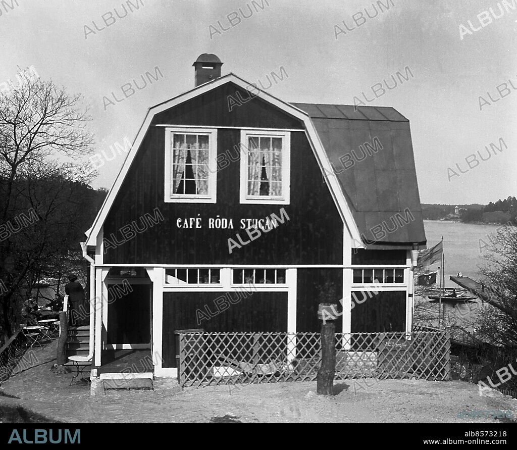ARKIV 1920. Café Röda Stugan i Bellevueparken i Stockholm.. Coffehouse in Bellevue park in Stockholm.. Foto:Scanpix Historical/1900. Scanpix Sweden.