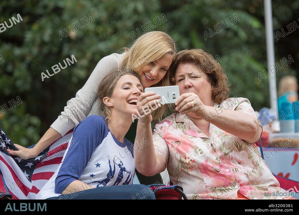 KATE HUDSON, MARGO MARTINDALE and SARAH CHALKE in MOTHER'S DAY, 2016, directed by GARRY MARSHALL. Copyright APERTURE MEDIA PARTNERS/CAPACITY PICTURES/GULFSTREAM PICTURE.