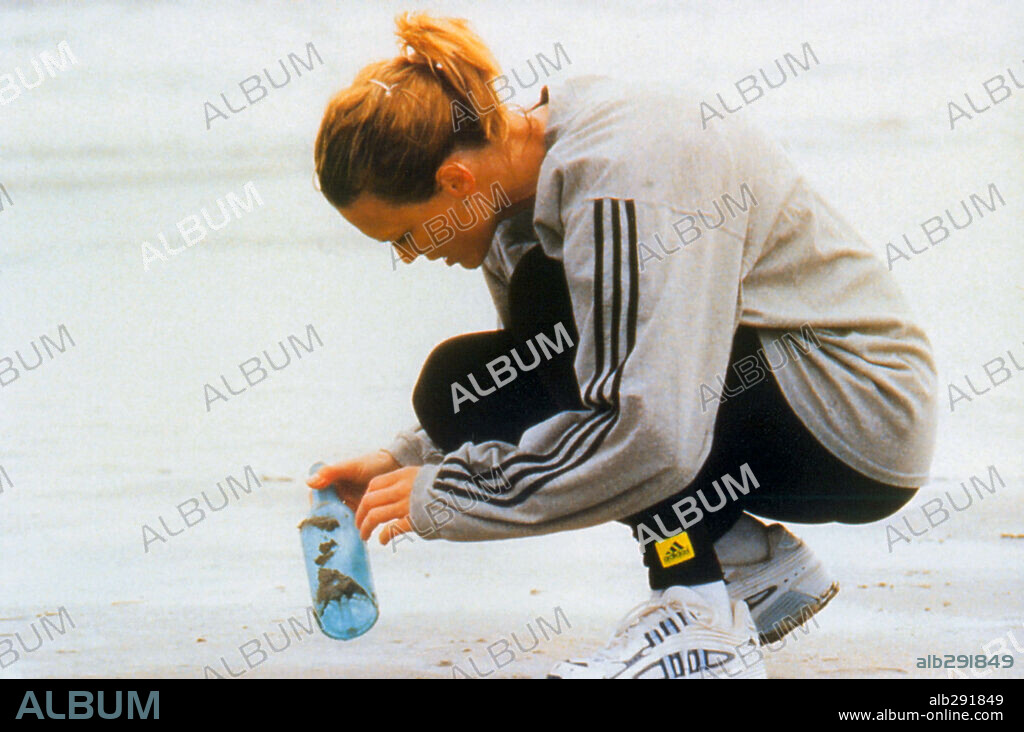 ROBIN WRIGHT en MENSAJE EN UNA BOTELLA, 1999 (MESSAGE IN A BOTTLE), dirigida por LUIS MANDOKI. Copyright WARNER BROS. PICTURES / GLASS, BEN.