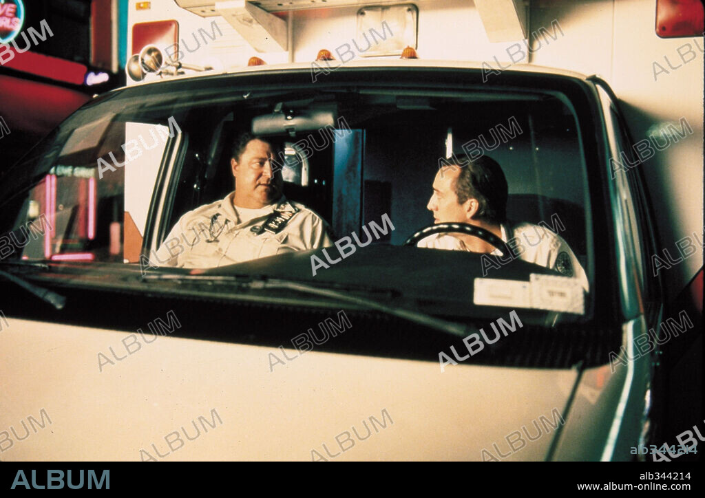 JOHN GOODMAN y NICOLAS CAGE en AL LÍMITE, 1999 (BRINGING OUT THE DEAD), dirigida por MARTIN SCORSESE. Copyright TOUCHSTONE PICTURES / CARUSO, PHILLIP.