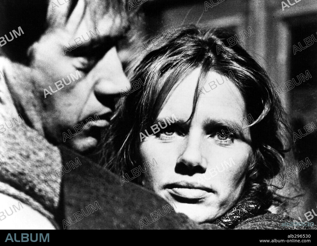 DAVID CARRADINE y LIV ULLMANN en EL HUEVO DE SERPIENTE, 1977 (THE SERPENT'S EGG), dirigida por INGMAR BERGMAN. Copyright DE LAURENTIS/PARAMOUNT.