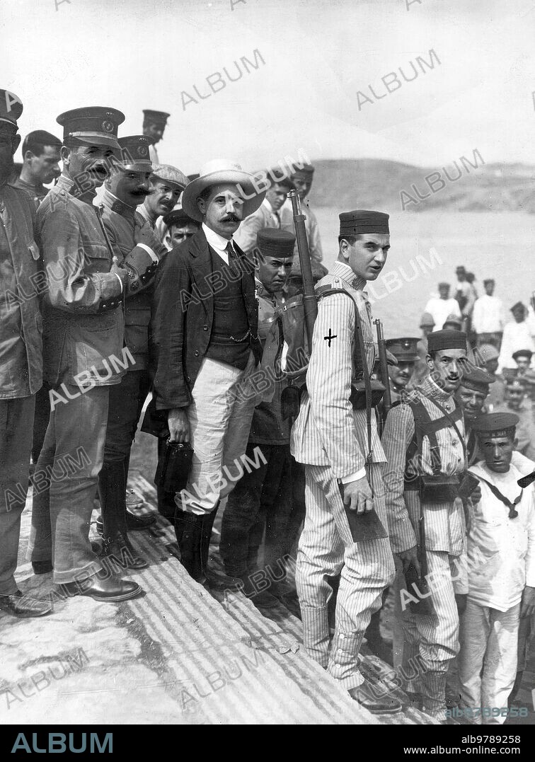 10 julio 1913. De la campaña en Marruecos. El hijo del ministro de Hacienda, D. Estanislao Suárez Inclán (X), y el joven aristócrata D. Juan Ignacio Lacasa, en el momento de embarcar en Ceuta para el campo de Operaciones de Tetuán.