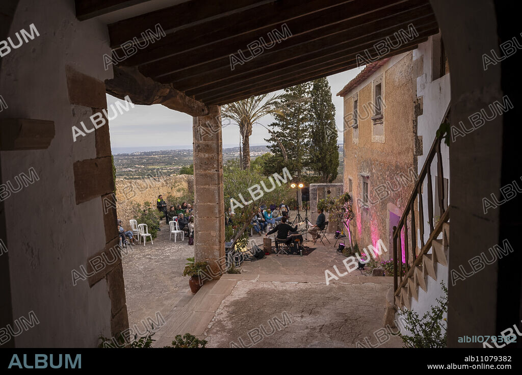 "Xant de Cabrota", Arnau Obiols i Arnau Orobitg, poetic cycle Versud 2024, Fundació Mallorca Literària, sanctuary of Consolació de Santanyí, S'Alqueria Blanca, Mallorca, Spain.