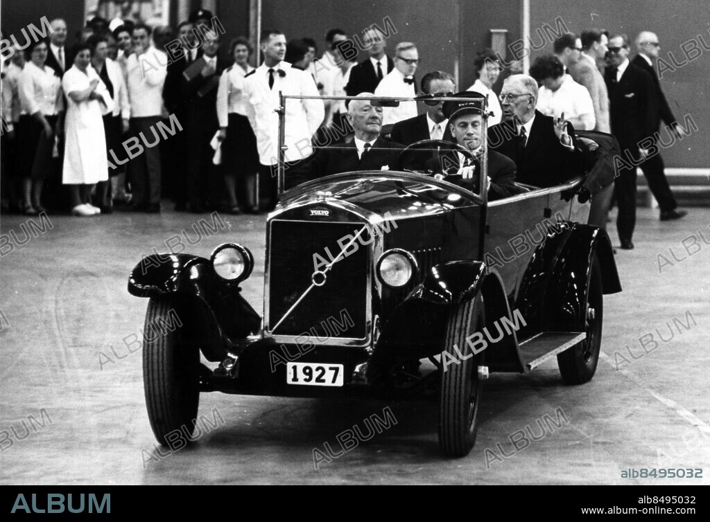 Göteborg 1960-tal - Volvo Torslandaverken får besök av Kung Gustaf VI Adolf och åker här i Jacob (den första Volvon) tillsammans med volvochefen Gunnar Engellau *** Local Caption *** Royal - early days. KAMERAREPORTAGE.