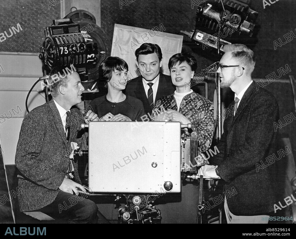 1962.. Från vänster Alf Kjellin, skådespelare och regissör, Mona Malm, skådespelerska, Lars Ekborg, skådespelare, Harriet Andersson, skådespelerska, samt Vilgot Sjöman, författare och filmregissör.. Foto: Text & Bilder / SVT / Kod: 5600. Mapp: Andersson, Harriet Diverse 1. Kvintett.