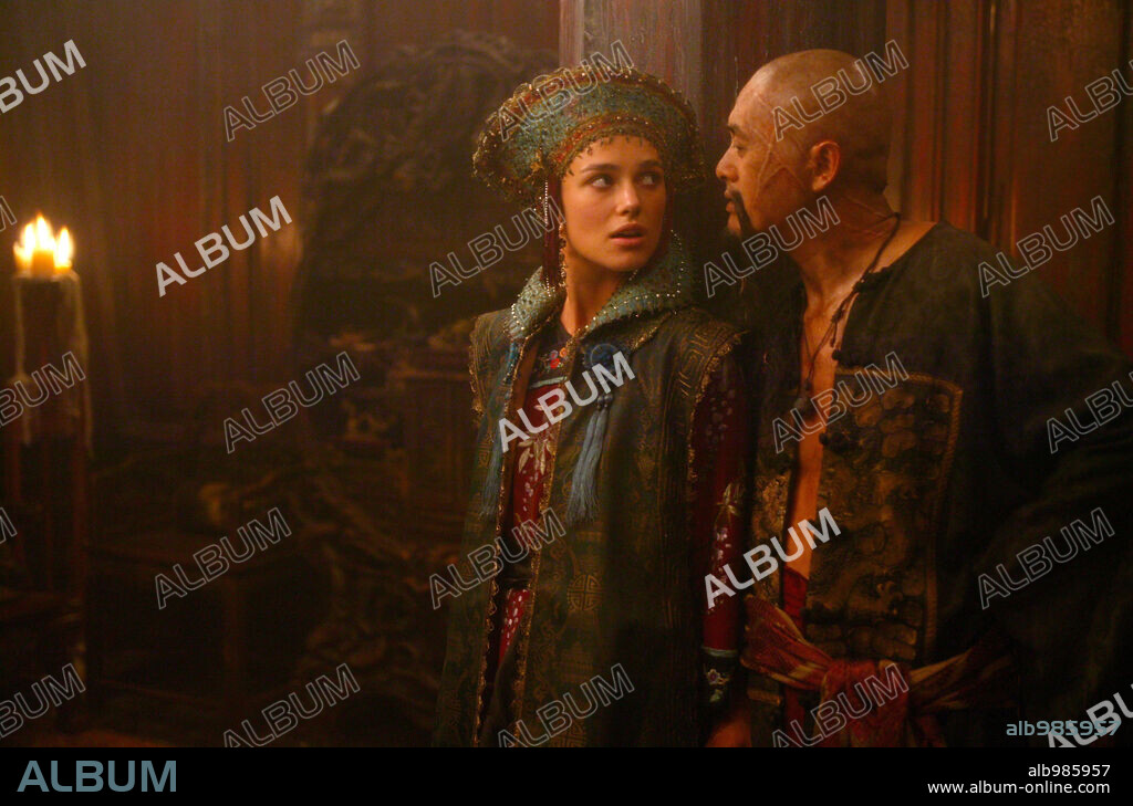 CHOW YUN-FAT and KEIRA KNIGHTLEY in PIRATES OF THE CARIBBEAN: AT WORLDS END, 2007, directed by GORE VERBINSKI. Copyright WALT DISNEY PICTURES / MOUNTAIN, PETER.