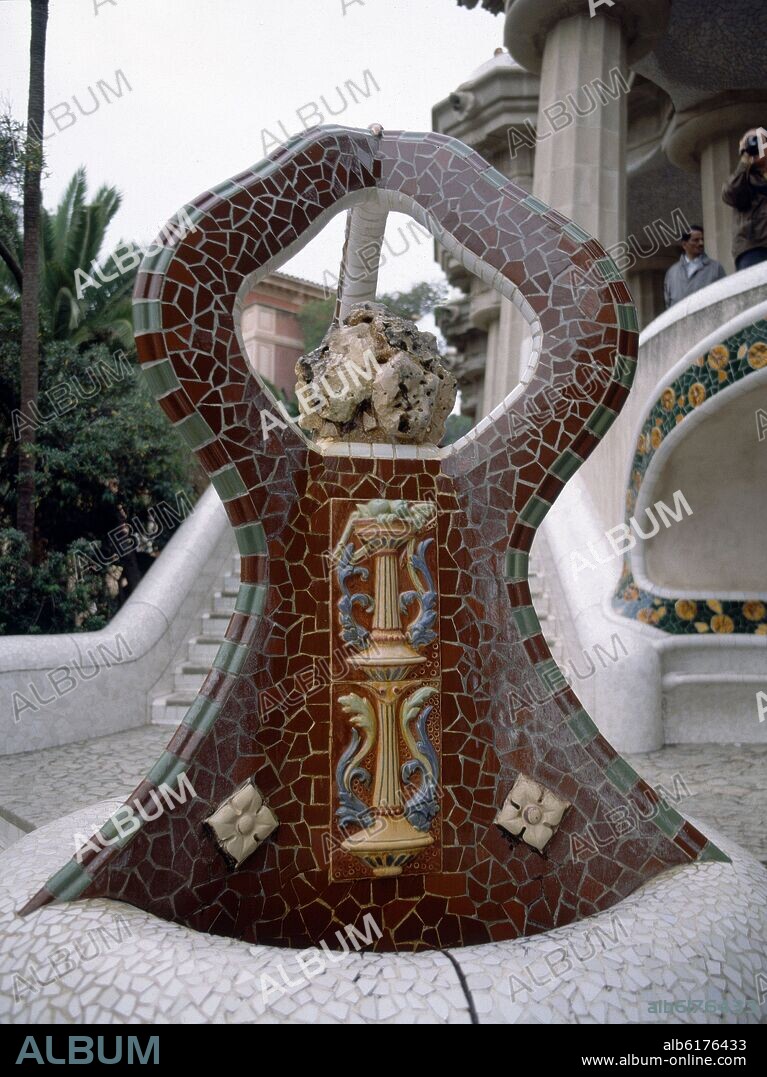 ANTONI GAUDÍ. TRIPODE CERAMICO - 1900/1914.