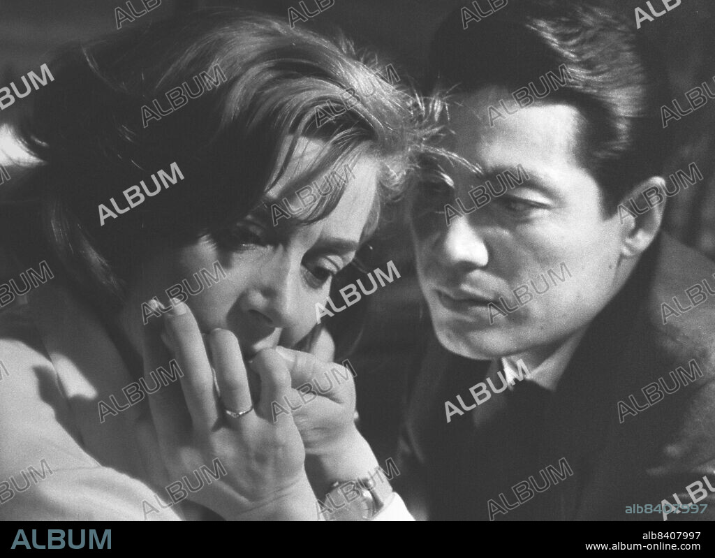 EIJI OKADA and EMMANUELLE RIVA in HIROSHIMA MON AMOUR, 1959, directed by ALAIN RESNAIS. Copyright ARGOS/COMO/PATHE OVERSEAS/DAIEI MOTION P.