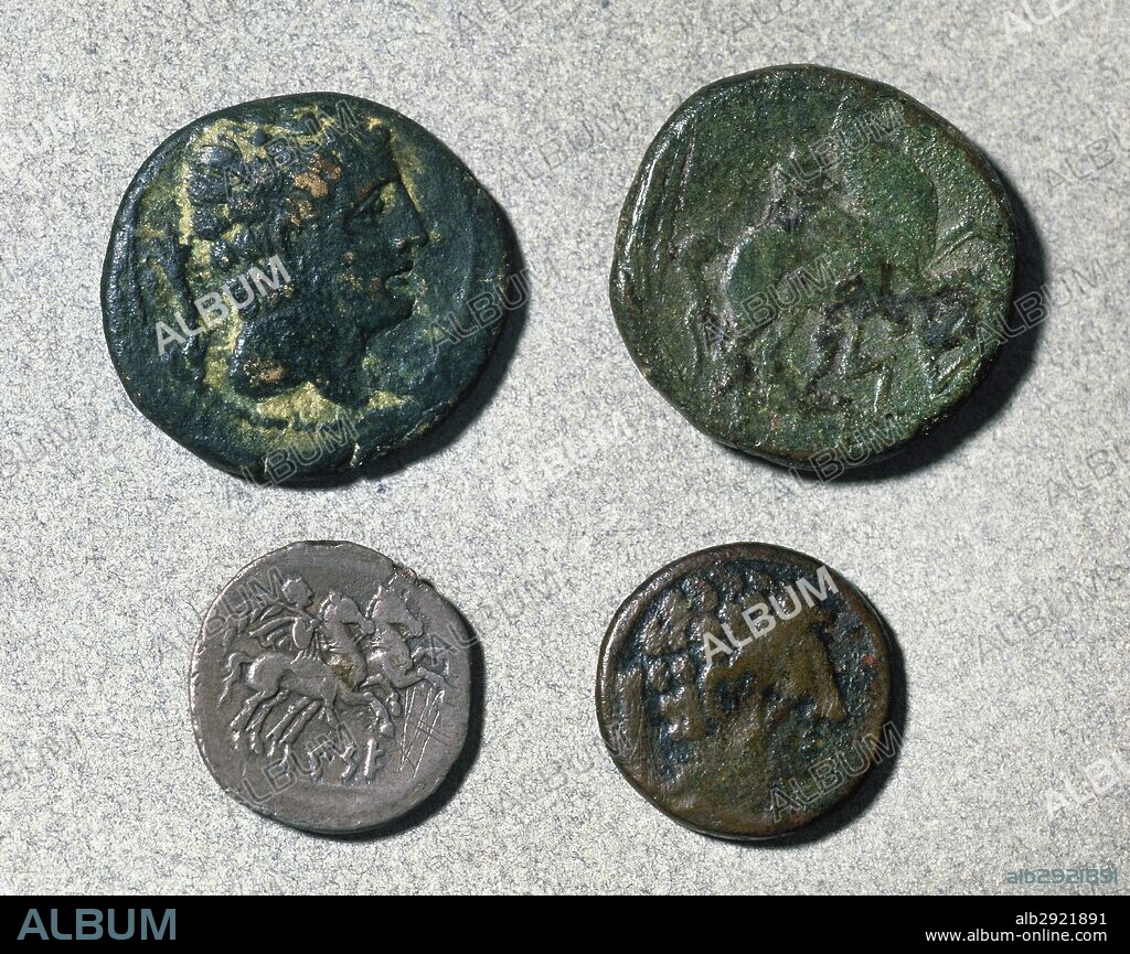 MONEDAS ROMANAS. Superior: Anverso y reverso de AS romano con CABEZA y JINETE CON PALMA Y LEYENDA. Son de Bronce. Siglo I a. C. CECA DE CESE (Tarragona). Inferior izquierda: Reverso de un DENARIO con JINETE GUIANDO A OTRO CABALLO y PALMA. Plata. CECA DE TARRAGONA. Inferior derecha: Anverso de un SEMIS que presenta una CABEZA. Bronce. CECA DE CESE (Tarragona). Museo de Historia de Sabadell. Provincia de Barcelona. Cataluña.