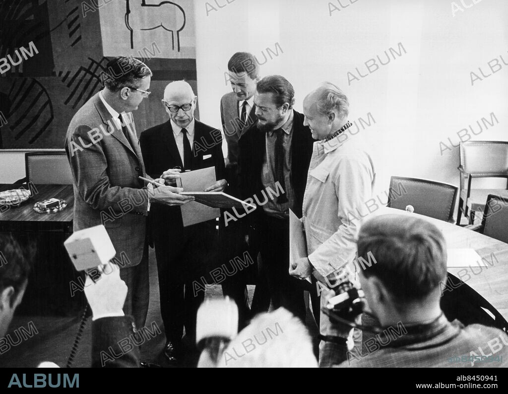 STOCKHOLM 1968.. Orig. bildtext... Operapris till Holländaren 1968 Anm. HOLLÄNDARN Opera för TV av Ingvar Lidholm efter ett motiv från August Strindbergs skådespel i textbearbetning av Herbert Grevenius och regi av Åke Falck. Sänt första gången 1967-12-10. H Grevenius, 1901-1993, dramatiker, teaterkritiker, chef för Radioteatern, dramaturg vid Dramaten. Å Falck, 1925-1974, radioreporter, TV-producent, regissör och skådespelare. I Lidholm, född 1921, svensk tonsättare, kammarmusikchef på Sveriges radio 1956-1965. Fotografer Utdelning Utmärkelser CD539 persons: OLOF RYDBECK;HERBERT GREVENIUS;ÅKE FALCK;INGVAR LIDHOLM sites: STOCKHOLM;SVERIGE.