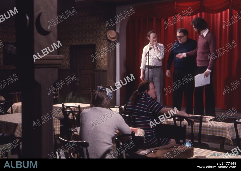 GÖTEBORG 1974.. Jubel i Busken spelas in hos Göteborgs-TV. Här ser vi en bild under repetition - regissören Bo Hermansson, Sonya Hedenbratt, Nisse Peters och Sten-Åke Cederhök. Foto: Kamerareportage / TT / Kod: 2524.