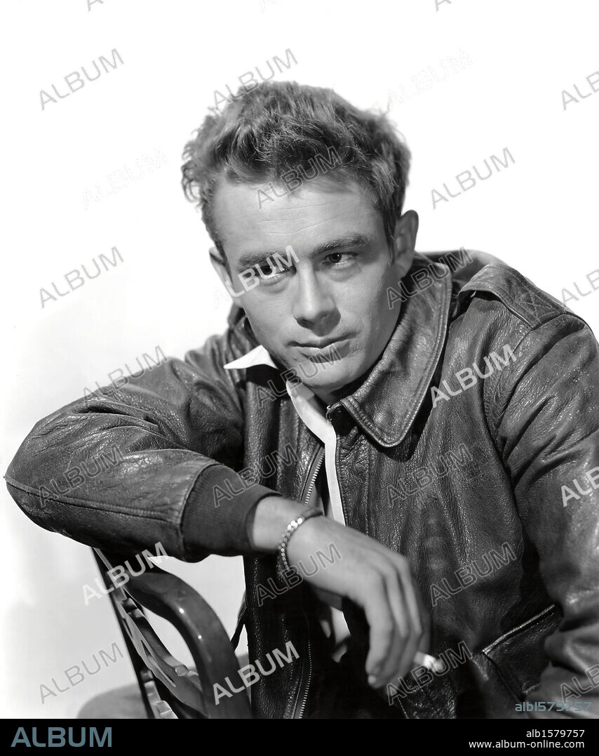 JAMES DEAN in REBEL WITHOUT A CAUSE, 1955, directed by NICHOLAS RAY. Copyright WARNER BROTHERS.