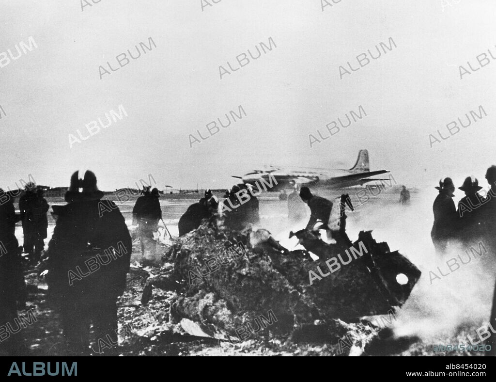 Svenske prinsen Gustav Adolf omkom vid flygolycka på Kastrup i Köpenhamn / København i. Danmark 26 jan 1947 / vrak / flygplansvrak / rester av det holländska flygplanet en DC 3:a / Dakota. Kungliga Sverige Prins Gustav Adolf Sit Flygolyckan jan 1947 /. Köpenhamn Flyg Kastrup / Flyg Olyckor Danmark 1947. (c) Sydsvenskan / IBL Bildbyrå.