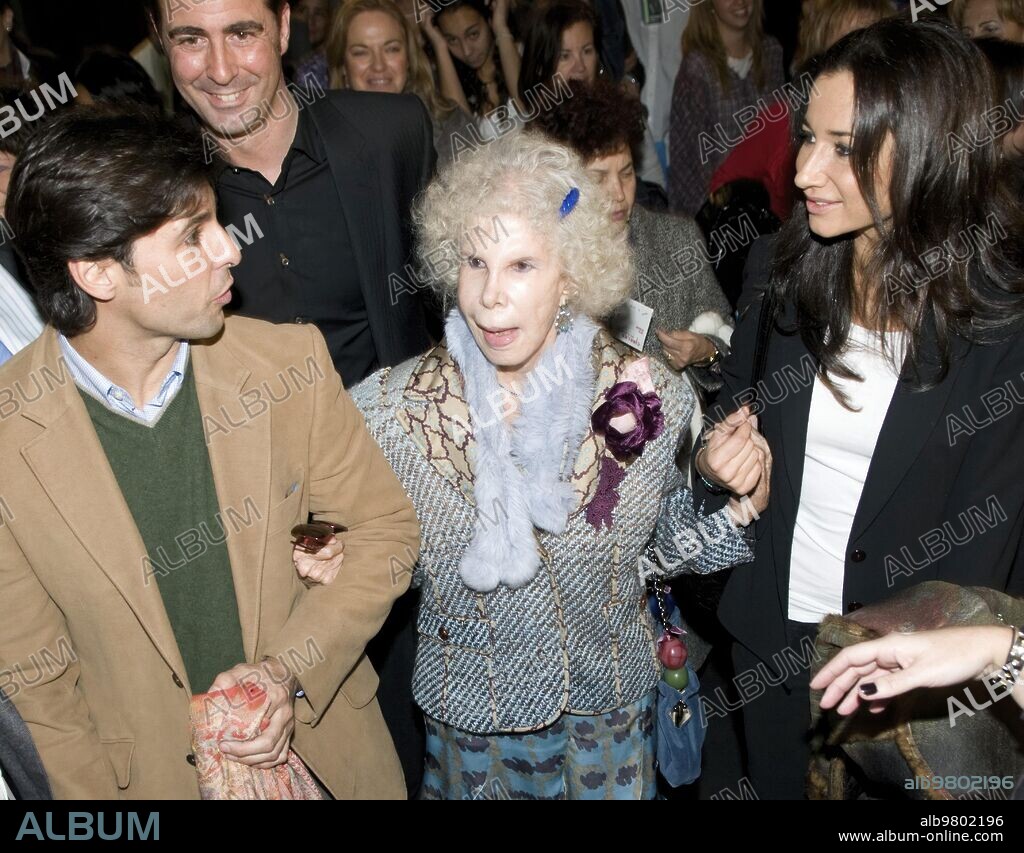 19/02/2010. Ifema. Madrid Fashion Week. Desfile de Victorio y Lucchino. La duquesa de Alba, Fran Rivera y Cecilia. Foto: de san Bernardo y Angel de Antonio. Archdc.