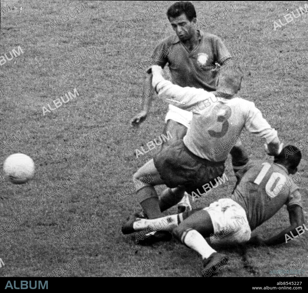 VM i fotboll / Fotbolls-VM 1958 Sverige Finalen Sverige-Brasilien 2-5. Sven Axbom i närkamp med Vava och Pelé. Fotboll VM 1958 Råsundastadion i Solna. (c) Charlie Raasum / C A Raasum / Sydsvenskan / IBL.