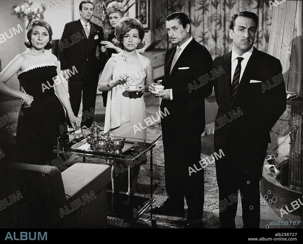 ANGEL DEL POZO, ENRIQUE ALVAREZ DIOSDADO, MARIA DOLORES PRADERA, RAFAEL ALONSO and SUSANA CAMPOS in CENA DE MATRIMONIOS, 1962. Copyright PRODUCCIONES BALCAZAR.