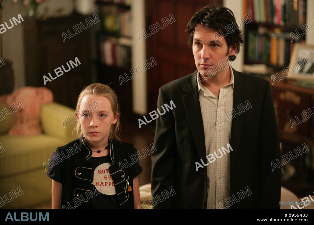 PAUL RUDD and SAOIRSE RONAN in I COULD NEVER BE YOUR WOMAN, 2007, directed by AMY HECKERLING. Copyright BAUER MARTINEZ STUDIOS.