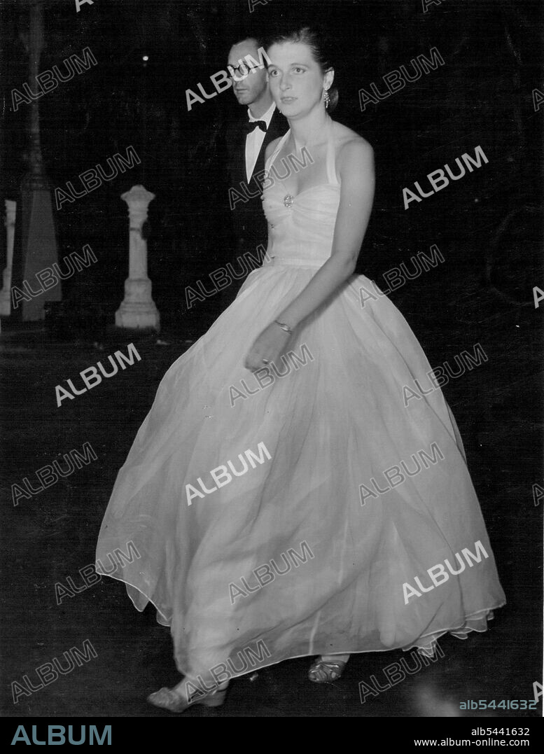 Arriving For A Party - Lady Carolien Somerset arrives at Hans Crescent for a welcome home party given by the Marchioness of Dufferin and Ava for Princess Margaret. Lady Caroline wearsa white crepe dress with a halter neck. July 21, 1953. (Photo by Evening Standard Picture).