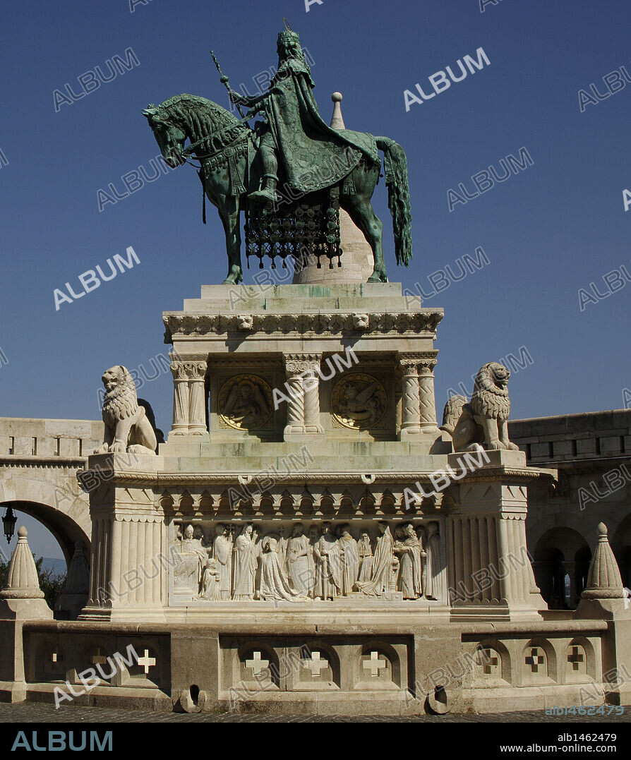 ESTEBAN I DE HUNGRIA o SAN ESTEBAN (969-1038). Primer rey cristiano de Hungría (1000-1038). ESTATUA ECUESTRE del monarca frente al Bastión de los Pescadores. Budapest. Hungría.