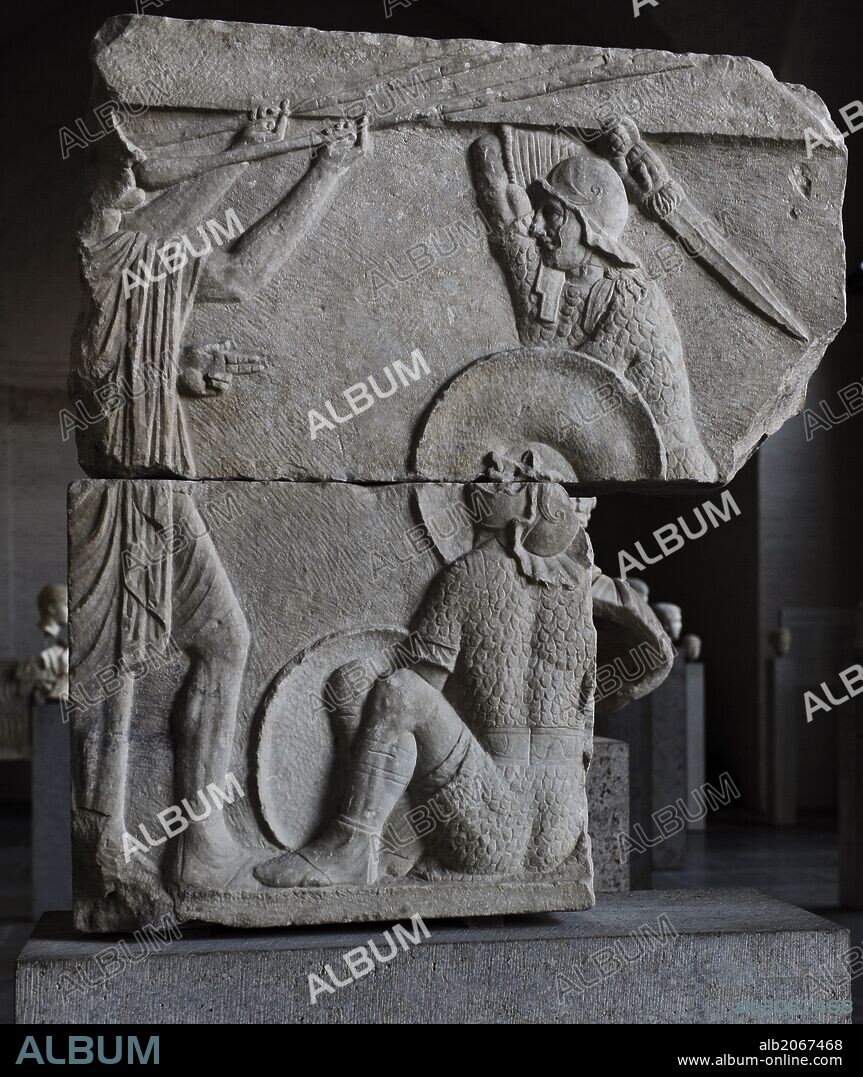 ARTE ROMANO. Relieve de gladiadores. Alrededor del 30 a. C. La losa probablemente pertenece a un monumento tumba y recuerda las luchas de gladiadores patrocinados por los difuntos. Glyptothek. Munich. Alemania. Europa.