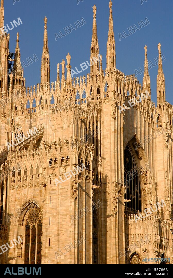 ARTE GOTICO. ITALIA. DUOMO o CATEDRAL DE MILAN. Obra maestra, de estilo gótico florido. Vista parcial de las agujas que decoran el exterior del templo. MILAN.