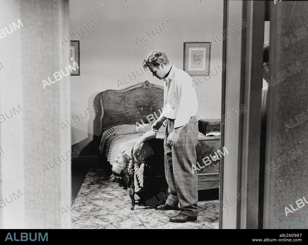 ANN SAVAGE et TOM NEAL dans DETOUR, 1945, réalisé par EDGAR ULMER. Copyright PRODUCERS RELEASING CORPORATION.