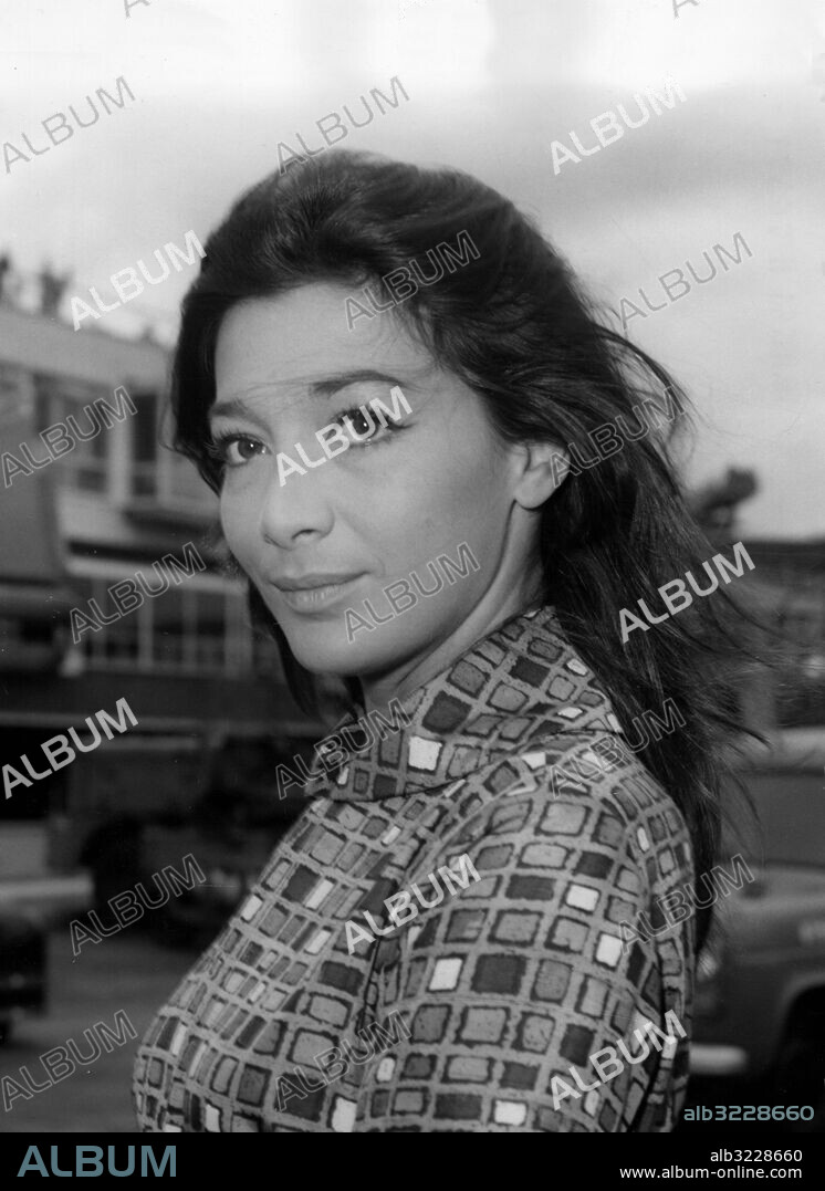 Orig. bildtext... JULIE FLIES IN FOR FILM TEST. 27-year-old Juliette Greco, the darling of the Paris Left Bank and the discoverey of film producer Darryl F. Zanuck, pictured on her arrival at London Airport this morning from Paris, for a film lighting test. following her is Darryl himself, the £3,000 a day American, whose attentions to the former 10s a night candle(...) cellar singer has been stirring up talk of romance. Darryl hit the jackpot at Cannes Casino on Saturday night and slipped Julie £1,500 just for joy. He has starred her in two of his films. He has been treating her to a holiday on the Riviera for the last month, where she has been staying in villa, once the home of the Abbyssinian Emperor. She had a £10-a day hut on the beach. and they both say: We are just good friends. Anm. Blåst Vindar Rutigt Mönster Skådespelare persons: Juliette Greco sites: FRANKRIKE* ;LONDON ;STORBRITANNIEN.