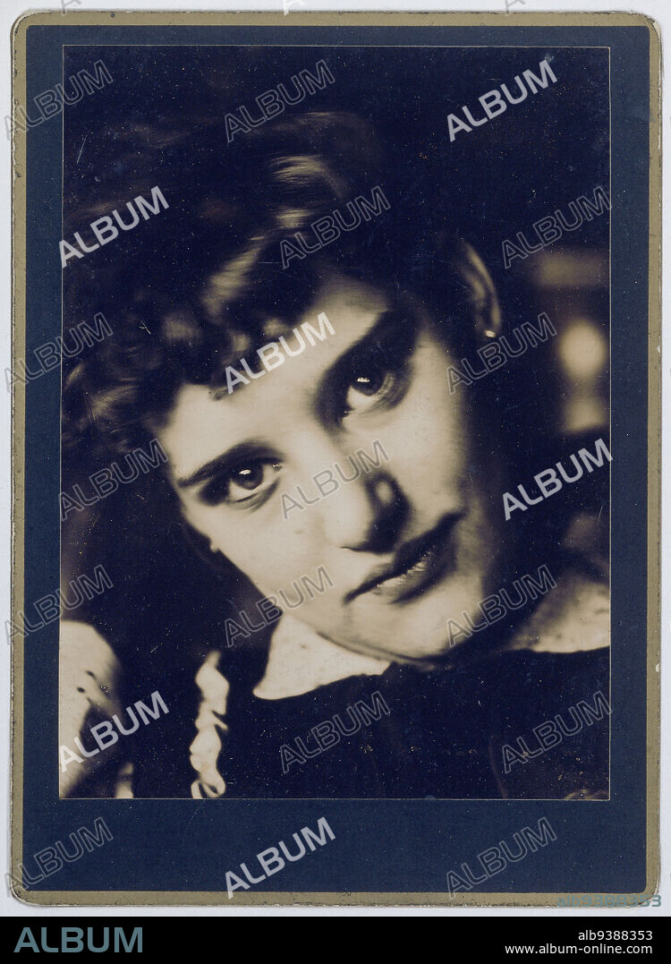 Portrait of Lise Jordan, Portrait of Lise Jordan1891 Sister of Marie Breitner (title on object), Willem Witsen (attributed to), Amsterdam, 1891, paper, photographic support, height 150 mm × width 110 mmheight 179 mm × width 130 mm.