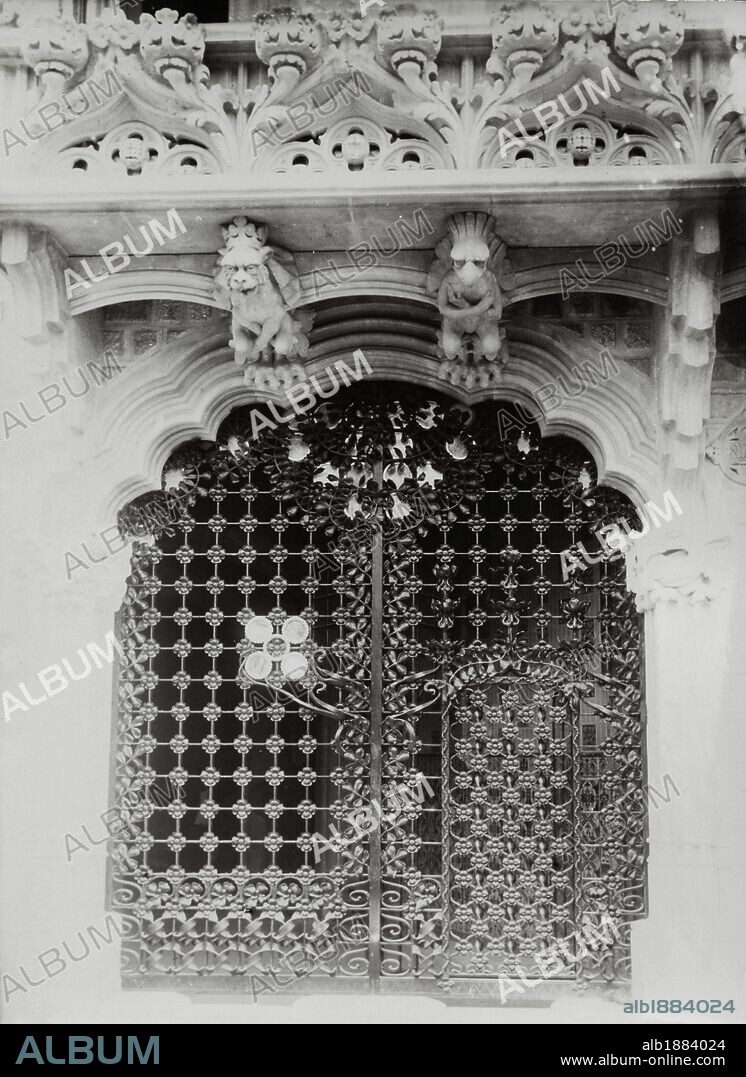 PUERTA DEL PALACIO DEL BARON DE QUADRAS O PALAU DEL BARO DE QUADRAS (AVENIDA DIAGONAL 373), DEL ARQUITECTO JOSEP PUIG I CADAFALCH (COLECCIÓN ASF IMAGEN DE FOTOGRAFIAS ANTIGUAS, PRINCIPIOS S. XX).