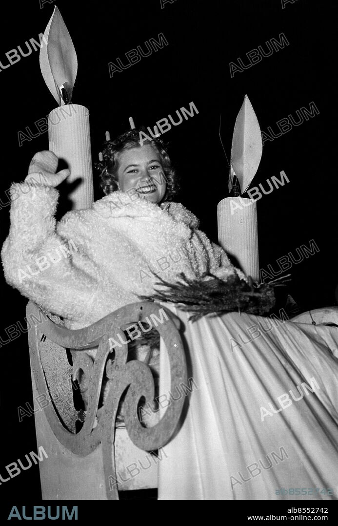 ARKIV STOCKHOLM 1952-12-12. Stockholms Lucia Kerstin Ornö vinkar glatt till folkmassorna på sin väg genom staden efter kröningen 12:e december 1952.. Foto: Carl Erik Sundström / DN / TT / Kod: 59.