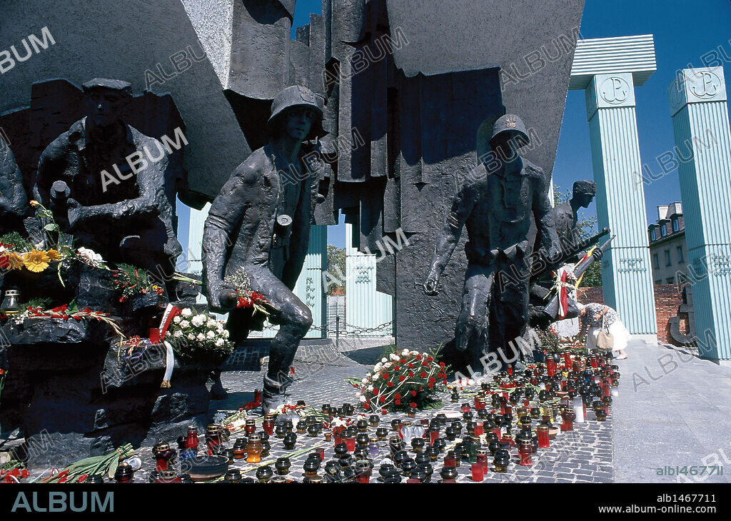 SEGUNDA GUERRA MUNDIAL (1939-1945). "MONUMENTO A LOS INSURGENTES DE VARSOVIA". Homenaje al alzamiento de la ciudad contra la ocupación alemana (1 de agosto-2 de octubre de 1944). Realizado por W. KUEMA y J. BUDYN en 1989. Situado en la Plaza Krasinskich. VARSOVIA. Polonia.