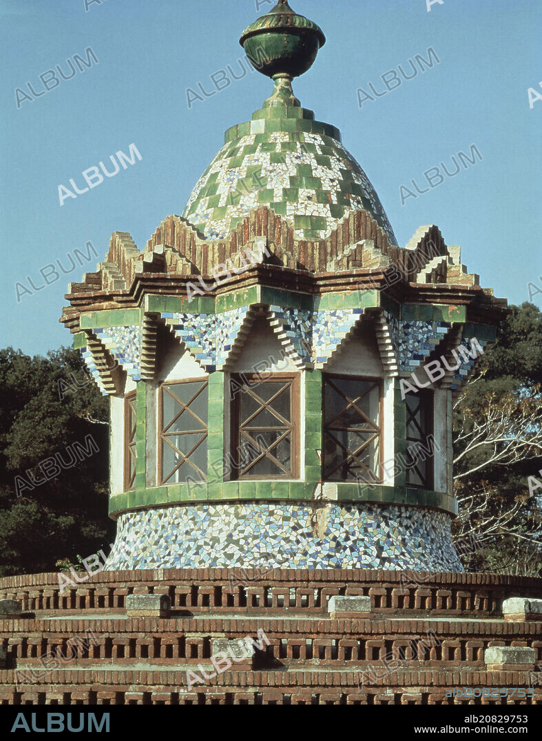 ANTONI GAUDÍ. CUPULA CON TAMBOR DECORADA CON TRENCADIS O AZULEJO TROCEADO- 1884-87.
