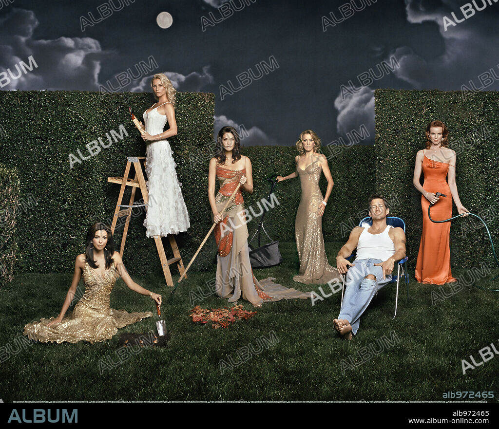 MARCIA CROSS, JAMES DENTON, TERI HATCHER, FELICITY HUFFMAN, EVA LONGORA y NICOLLETTE SHERIDAN. EVA LONGORIA, FELICITY HUFFMAN, JAMES DENTON, MARCIA CROSS, NICOLLETTE SHERIDAN y TERI HATCHER en MUJERES DESESPERADAS, 2004 (DESPERATE HOUSEWIVES). Copyright TOUCHSTONE TELEVISION.