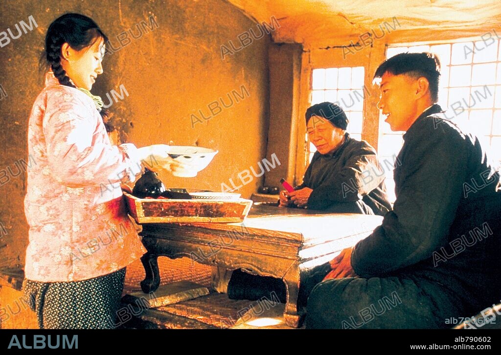 HONGEEI SUN y ZIYI ZHANG en EL CAMINO A CASA, 1999 (WO DE FU QUIN MU QUIN), dirigida por YIMOU ZHANG. Copyright COLUMBIA PICTURES.
