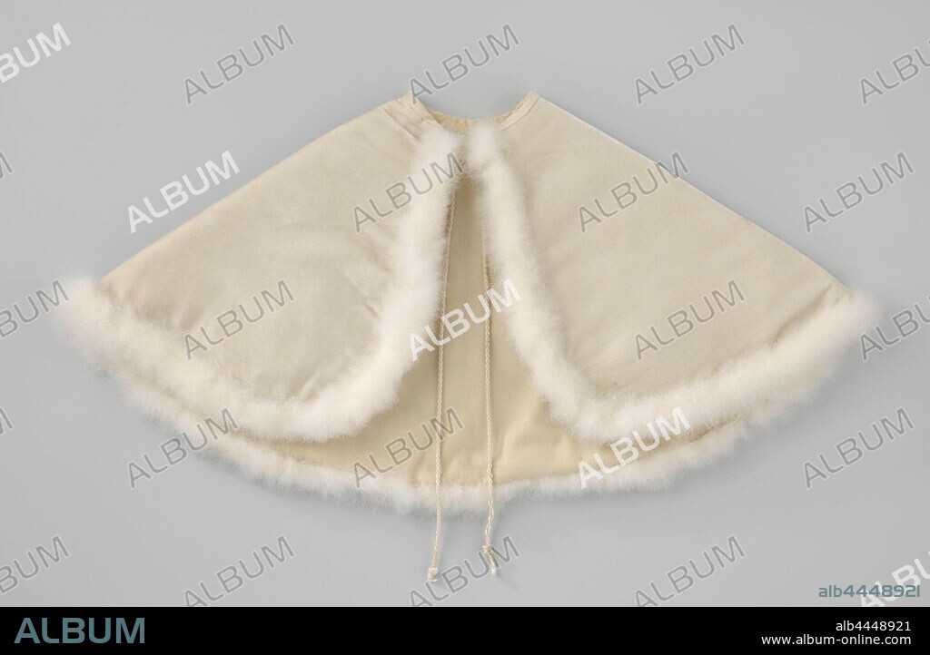 Cape of creamy white velvet trimmed with a border of swan down, Cape of creamy white silk velvet trimmed with a border of swan down. Model: clocking. Closure by twisted creamy white cord, which is tied under the chin. Beige wool lining with beige cotton cotton neckline. Decoration: trimmed all around with a five centimeter wide edge of swan down., mevrouw de Haan, Amsterdam, 1948, silk, down (feathers material), velvet (fabric weave), l 37 cm.