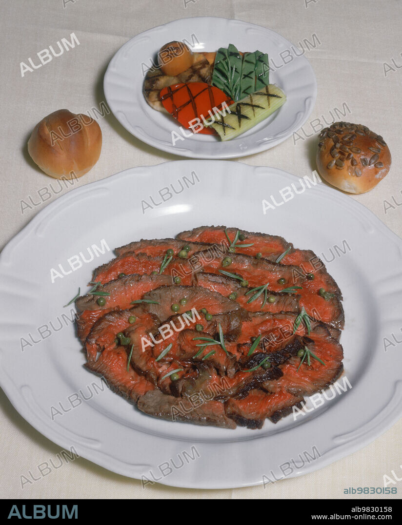 RUMP STEAK A LA ROBESPIERRE AL SABOR DE PIMIENTO VERDE Y ROMERO.